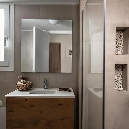 Khroma Luxury 2 Front With Private Mini Pool Jacuzzi הרסוניסוס